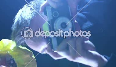 Adli tıp uzmanı kanıt ve ceset fotoğrafları olay yerinde, protokolü yapma