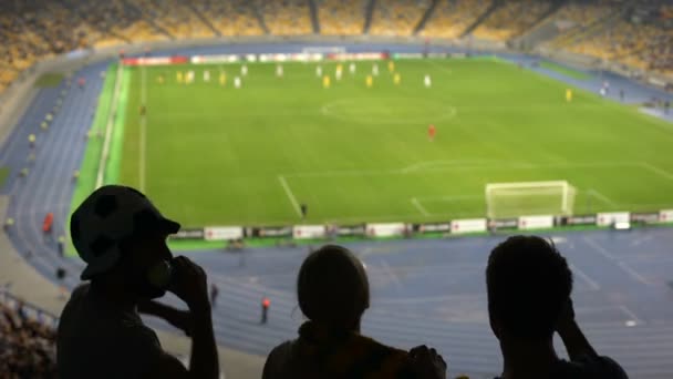 Torcedores Futebol Felizes Comemorando Gol Dançando Soprando Chifre Equipe Vencedora — Vídeo de Stock