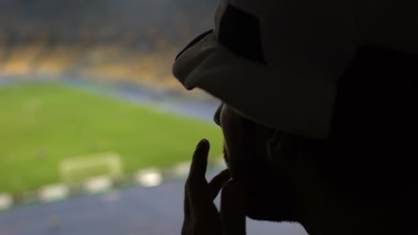 Futebol Preocupado Assistindo Jogo Apoiando Sua Equipe Pódio Estádio — Vídeo de Stock