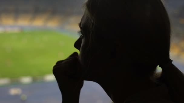 気になる女性がサッカーのサッカー国家代表チームの負け試合を見ながら心配してください — ストック動画