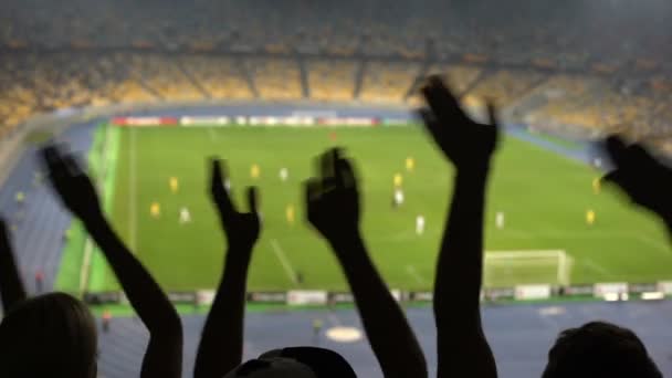 Los Aficionados Fútbol Animando Equipo Favorito Durante Partido Estadio Superpoblado — Vídeos de Stock