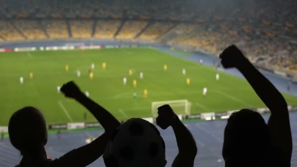 Grupo Fãs Apoiando Seu Time Futebol Favorito Estádio Lotado — Vídeo de Stock