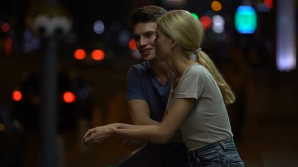 Feliz Joven Pareja Enamorada Hablando Abrazándose Calle Ciudad Por Noche — Vídeos de Stock