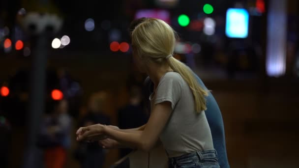 年轻夫妇争吵和刹车关系 夜街背景 — 图库视频影像