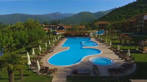Lyxiga Resort Komplex Med Pooler Omgivna Kaukasus Bergen — Stockvideo
