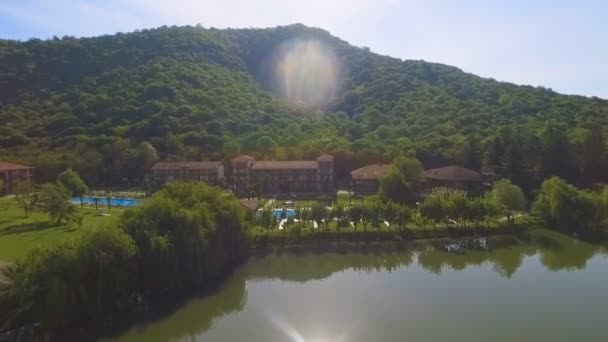 環境に優しいリゾート贅沢な休日 山中湖近くのコテージ — ストック動画