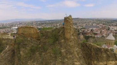 Narikala kale tepe, Tiflis Gürcistan, aşırı Turizm Harabeleri üzerinde turist