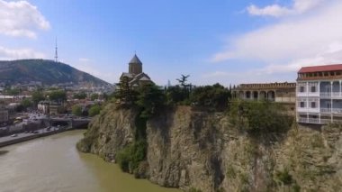 Metekhi Kilisesi ve Kura Nehri Tbilisi, turizm ve gezi Gürcistan
