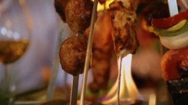 İştah açıcı baharatlı et yemek yanıyor, geleneksel Gürcü yemekleri kızartma