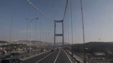 İstanbul, Boğaziçi Köprüsü üzerinden acele çok araba seyahat Türkiye