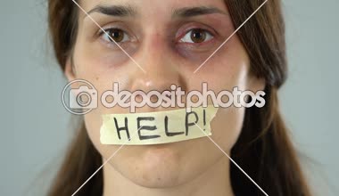 Hırpalanmış kadın, korkutmak istismar ve şiddet kurbanı bantlanmış ağız kelime yardım