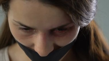 Kameraya, insan ticareti kurbanı arıyorum bantlanmış ağzınla çaresiz kadın