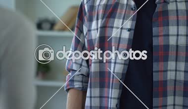 Erkek ve kadın agresif savunarak ve evde, mücadele saldırı aile içinde