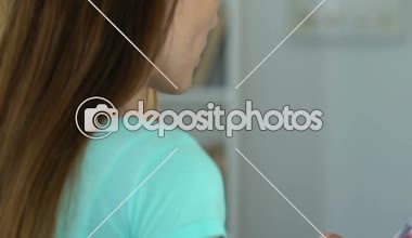 Karısı kocası yumruk kavga sırasında saldırganlık aile içi şiddet önleme durur.