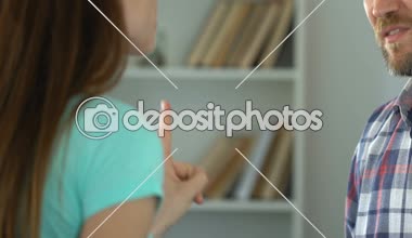 Ailede agresif evde, gömlek uzun kol, çekici kadın savunarak çift saldırı