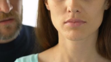 Dostum womans ağız kapsayan ve sessizlik jest, adam kaçırma, gösterilen suç kötüye
