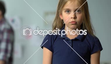 Küçük kız Ears anne evde, Aile içi şiddet kavga ederken kapsayan