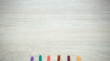 Renkli boyalar ve tablo, tasarım ve grafik kursları yalan keçeli kalemler