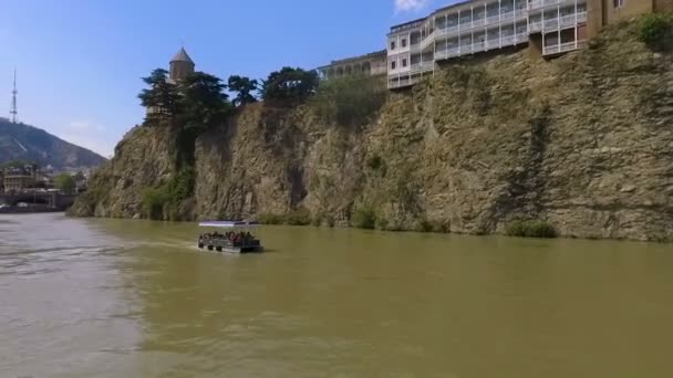 Tourists Boat Floating Kura River Tbilisi Metekhi Church Background — Stock Video