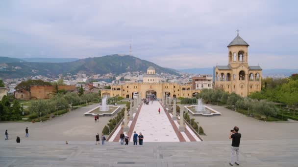 Tbilisi Georgia Circa Mayo 2018 Turismo Ciudad Puerta Catedral Santísima — Vídeos de Stock