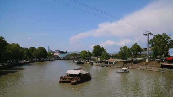 トビリシ ジョージア 背景の平和の橋蔵川の水ツアー — ストック動画