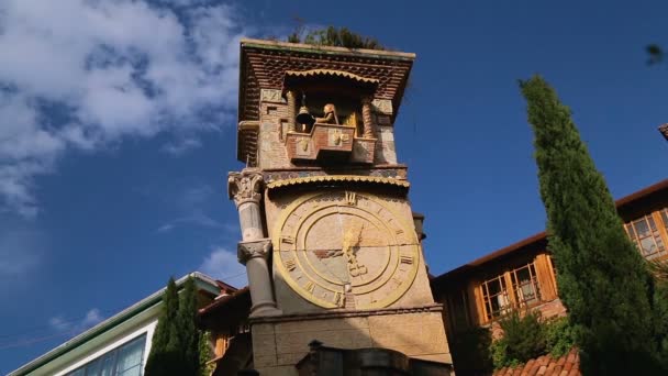 Sedlový Bije Zvon Clock Tower Rezo Gabriadze Unikátní Turistická Atrakce — Stock video