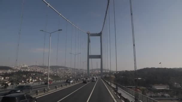 Många Bilar Rusar Genom Bosporen Bridge Istanbul Resa Runt Turkiet — Stockvideo