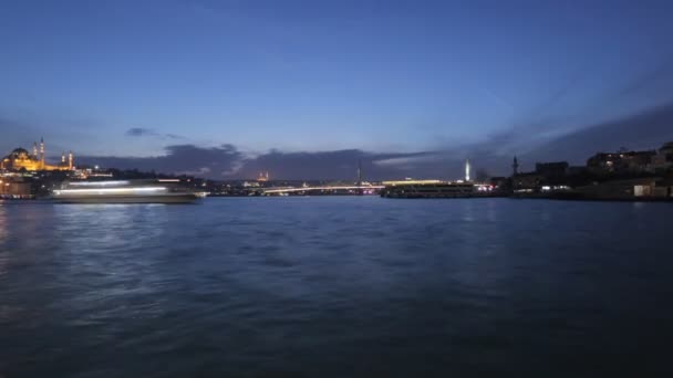 Turist Gemileri Boğaz Zaman Atlamalı Yansıyan Şaşırtıcı Gece Aydınlatma — Stok video