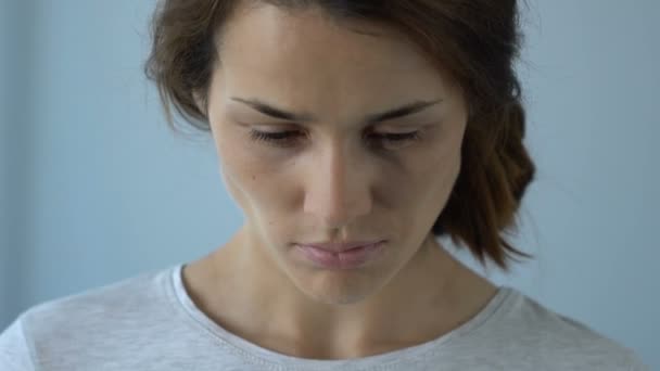 Donna Depressa Infelice Mostrando Gesto Arresto Piedi Con Mano Tesa — Video Stock
