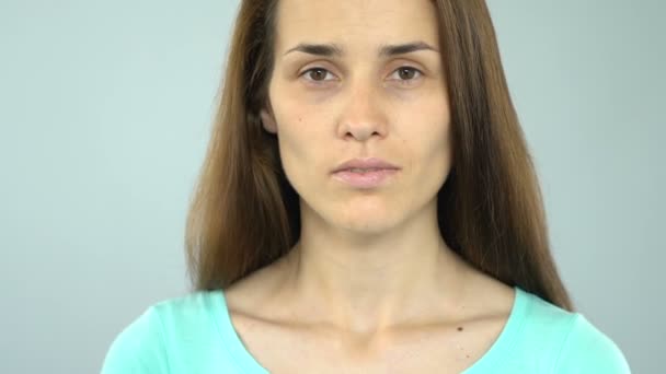 Остановить Сексуальное Насилие Плакате Женщины Показанном Камеру Проблема Предупреждением — стоковое видео