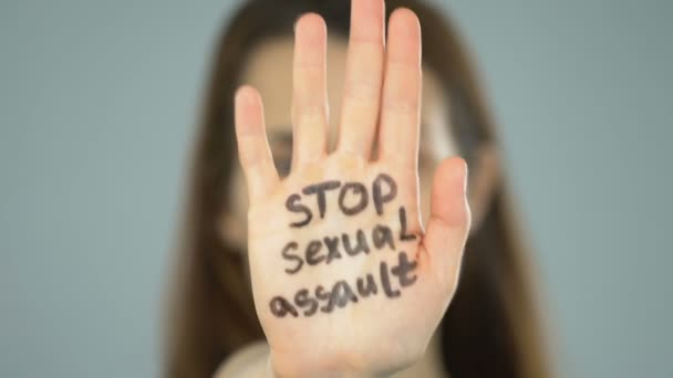 Stoppa Sexuella Övergrepp Fras Kvinnans Hand Gör Stopp Gest Förebyggande — Stockvideo