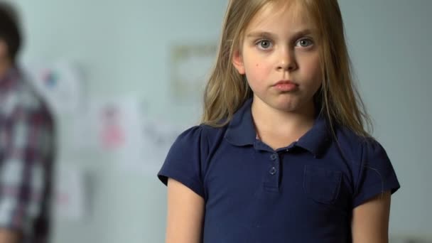 少女の両親の家庭内暴力で口論 自宅ながら耳をカバー — ストック動画