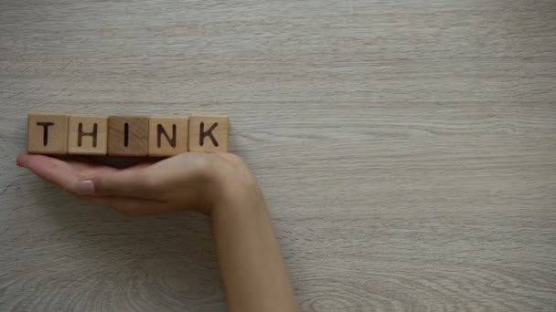 Pense Frase Verde Feita Por Mãos Femininas Mulher Segurando Planta — Vídeo de Stock