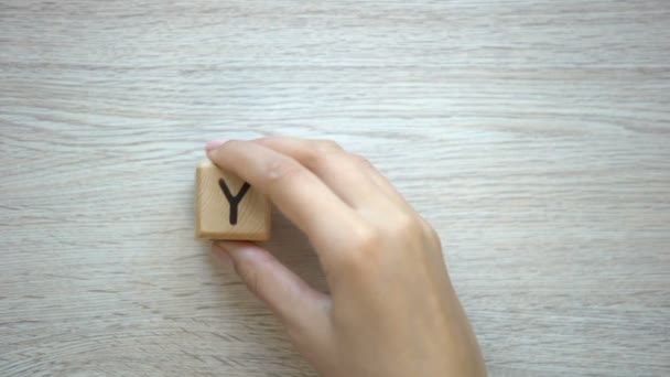 Oui Femme Qui Fait Des Mots Cubes Succès Réalisation Des — Video