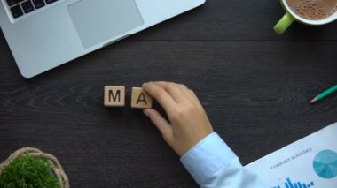 Market, iş kadını ahşap küpleri, arz ve talep, bir yapım ticaret
