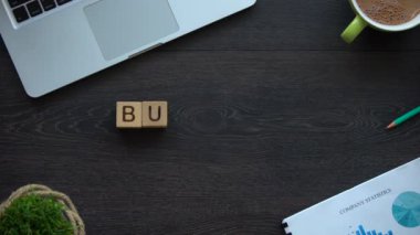 İş projesi, küpler, şirket start-up için iyi fikirler ifade yapma kadın