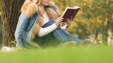 Kız öğrenci okuma kitabı Park, gevşeme, temiz havada keyifli eğlence