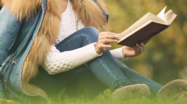 Güzel sarışın okuma kitabı, Park'ta rahatlatıcı, romantik ve yaratıcı kişi