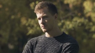 Üzgün adam kameraya, seyir yaşam, başarısızlık yaşandığı depresyon hisseder
