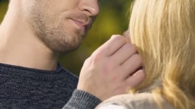 Üzgün adam kucaklayan kadın, karısı depresyon, destekleyici eş rahatlatıcı