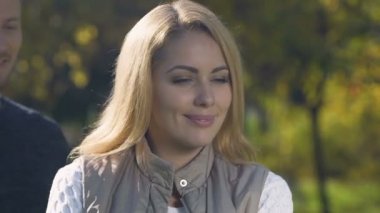 Sonbahar veren adam güzel bir kadın, orman dertsiz dinlenme buket bırakıyor