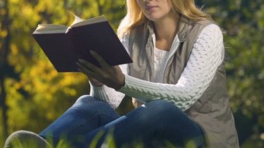 Anne Park kitap okumak, buket ile çalışan kızı bırakır, açık dinlenme