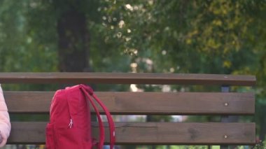 Okuldan sonra kitap okumaya meraklı küçük kız masal prensi rüya