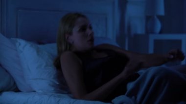 Genç Bayan gece, acı travma sonrası sendromu, stresli bir iş uyanma