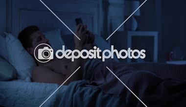 Gülümseyen, arkadaşlık sitesi, sohbet ve flört Smartphone yakışıklı adam Gadget'ı