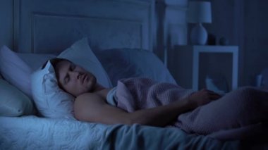 Uykusunda konuşuyor kabus acı genç erkek hasta, uyku sorunları