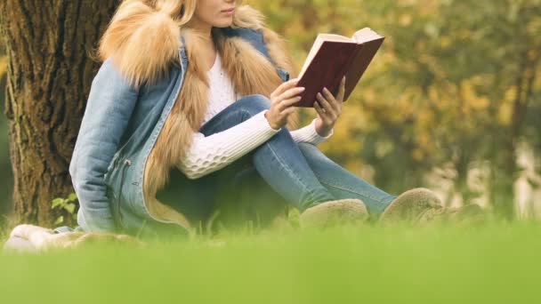 Vrouwelijke Student Leesboek Park Aangenaam Tijdverdrijf Frisse Lucht Ontspanning — Stockvideo