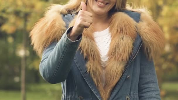 Perempuan Mantel Musim Gugur Dengan Bulu Menunjukkan Jempol Iklan Pakaian — Stok Video