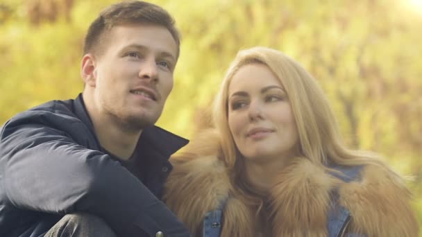 愛するカップルが秋の公園で休憩 冗談は 楽しい時間を一緒に — ストック動画