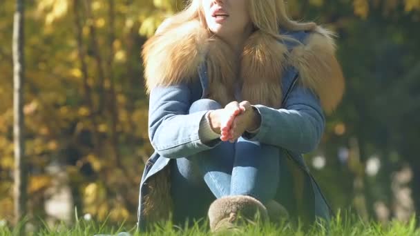 Парень Заворачивает Девушку Одеялом Парке Холодный Осенний День Заботливые Отношения — стоковое видео